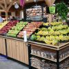 kệ gỗ bày hoa quả trong thiết kế siêu thị mini