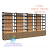 Kệ gỗ trưng bày sản phẩm áp tường được thiết kế thêm ngăn kéo tại dươi chân kệ tăng khả năng lưu kho bán hàng.